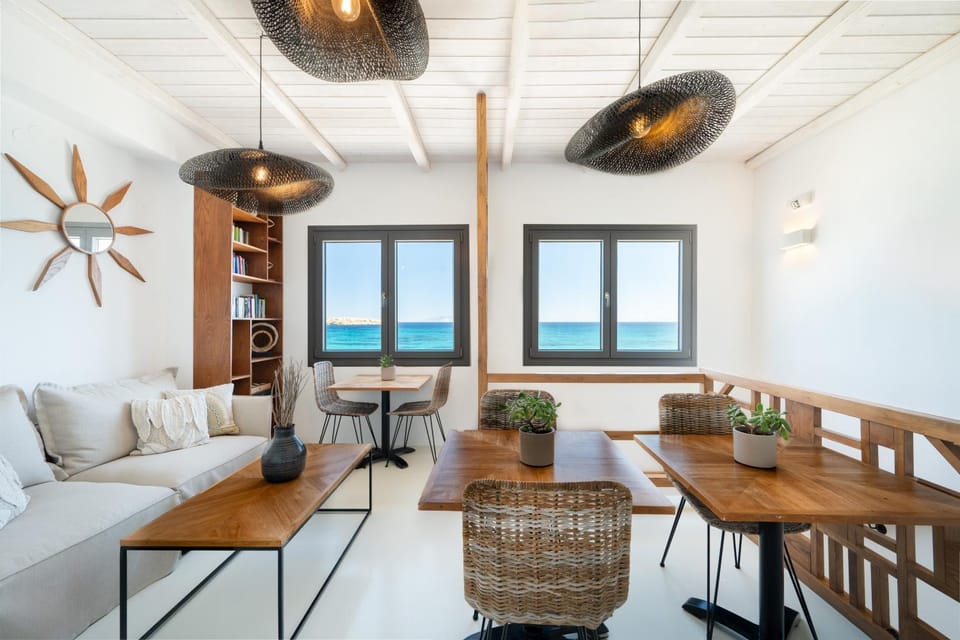 Natural landscape, Living room, Seating area, Dining area, fireplace