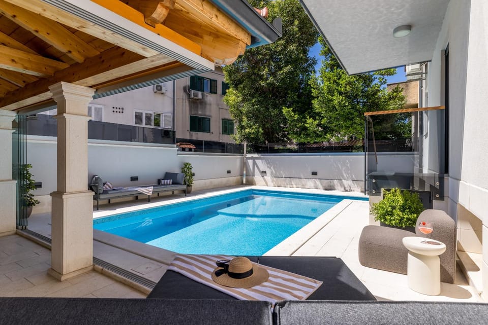 Property building, Day, Pool view, Swimming pool