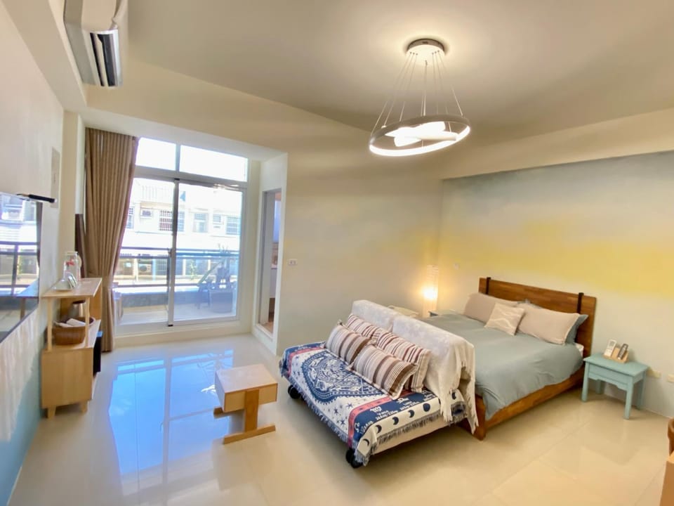 Bed, TV and multimedia, Bedroom, towels