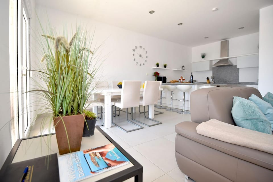 Living room, Seating area, Dining area, kitchen