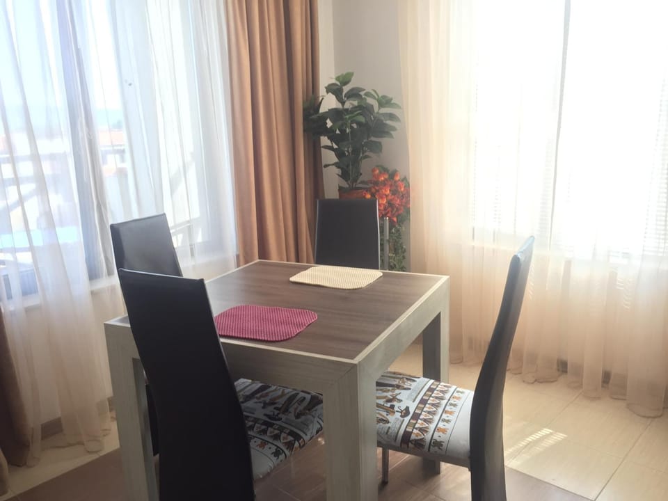 Balcony/Terrace, Living room, Seating area, Dining area, City view, Pool view
