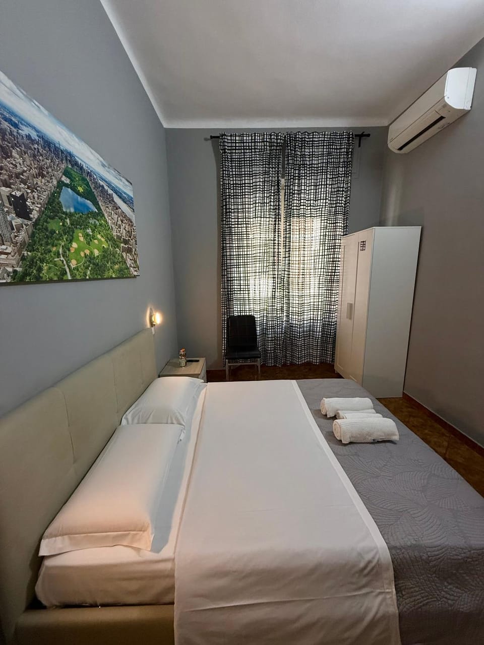 Bed, towels, air conditioner
