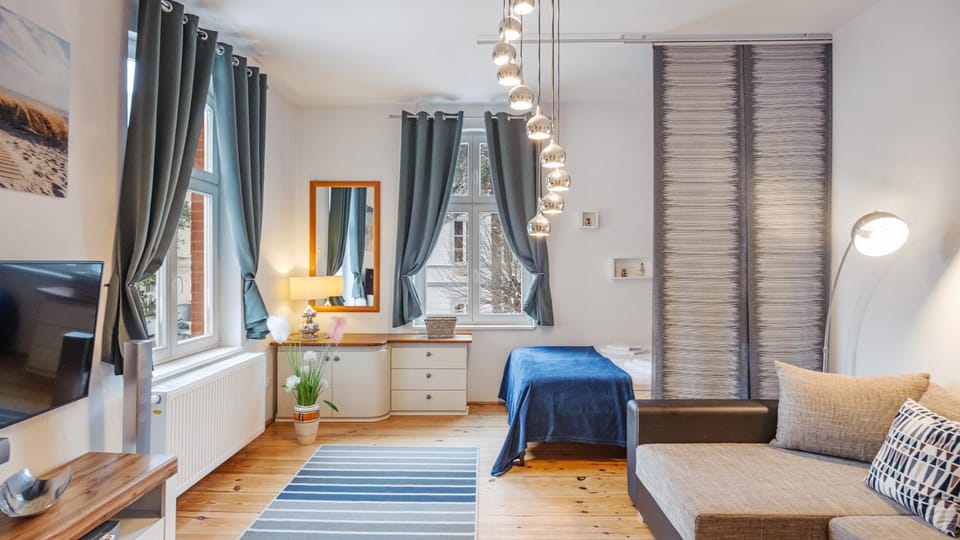 Bed, TV and multimedia, Living room, Photo of the whole room