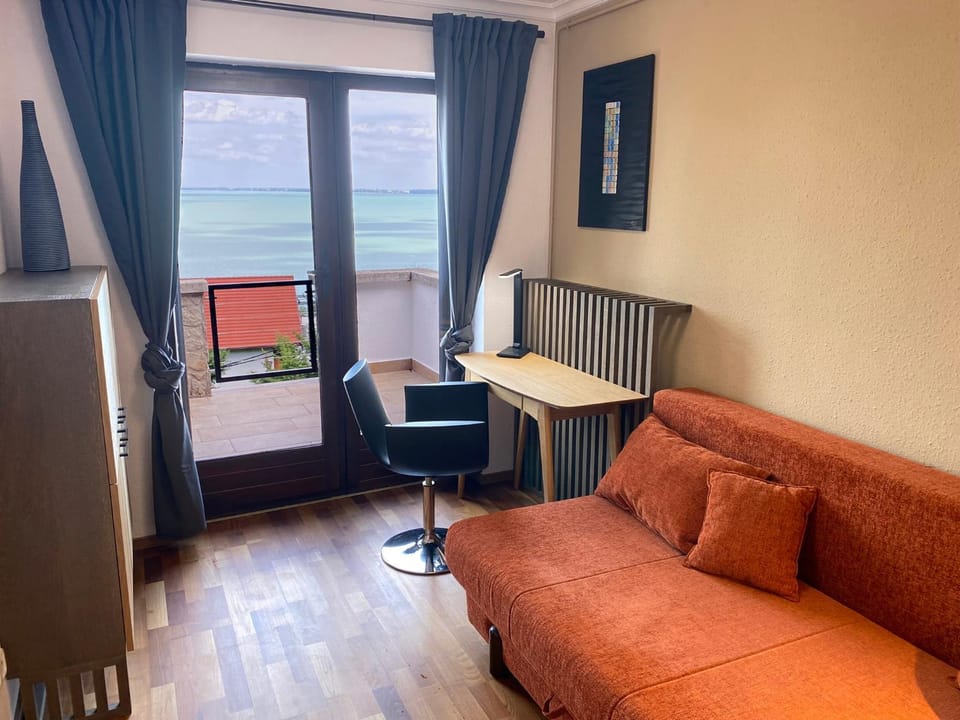 Bed, Seating area, Bedroom, On site, Lake view, Lake view, wardrobe