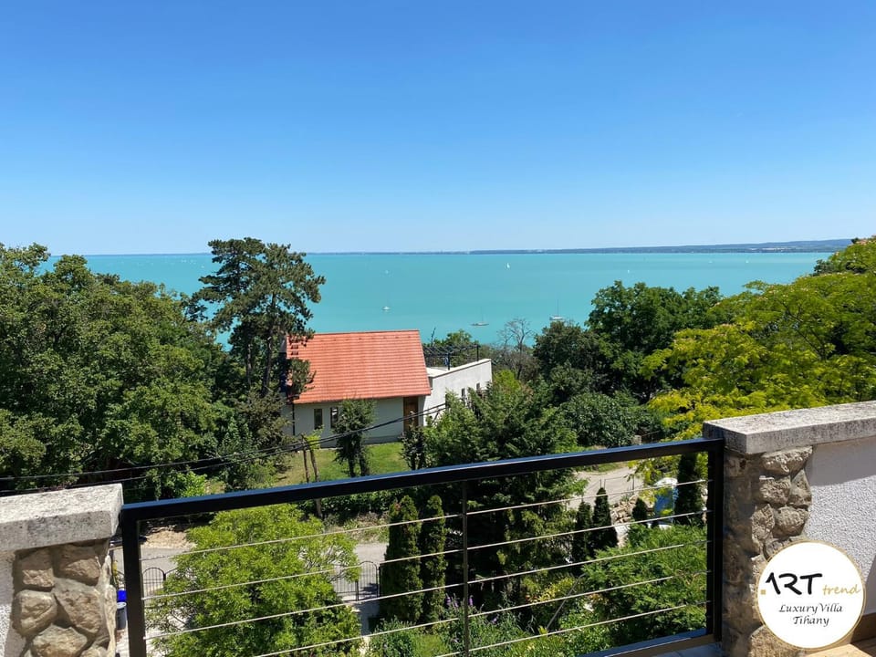 Property building, View (from property/room), Balcony/Terrace, Bedroom, Lake view