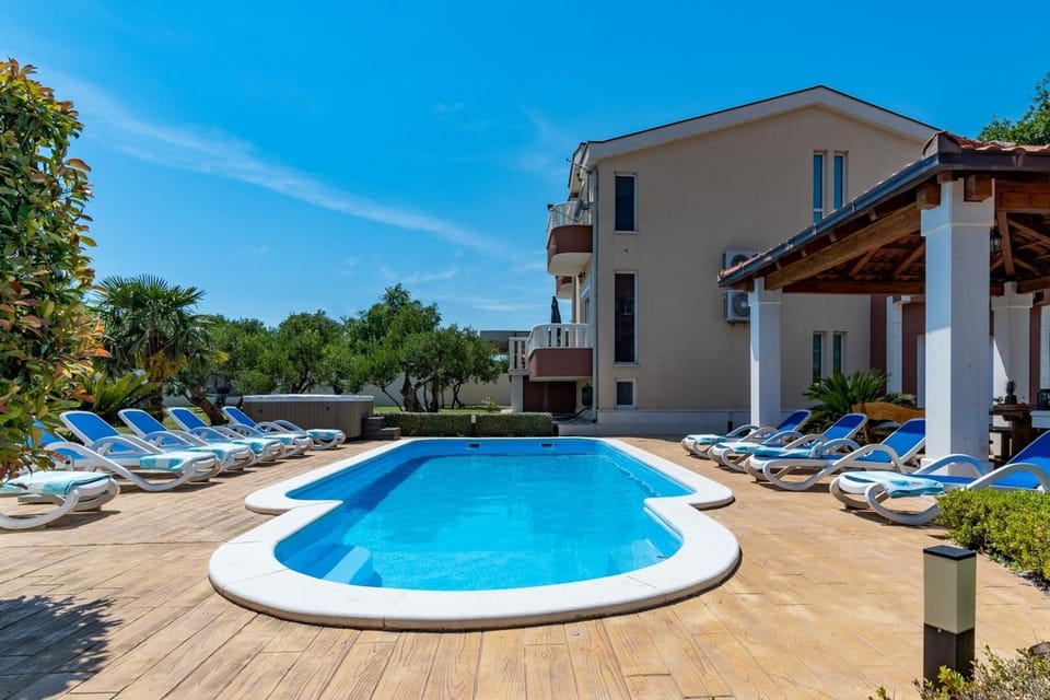 Property building, Garden, Swimming pool
