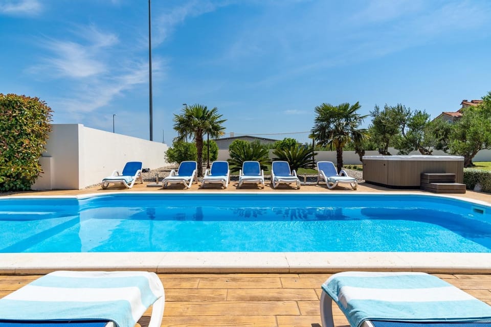 BBQ facilities, Balcony/Terrace, air conditioner