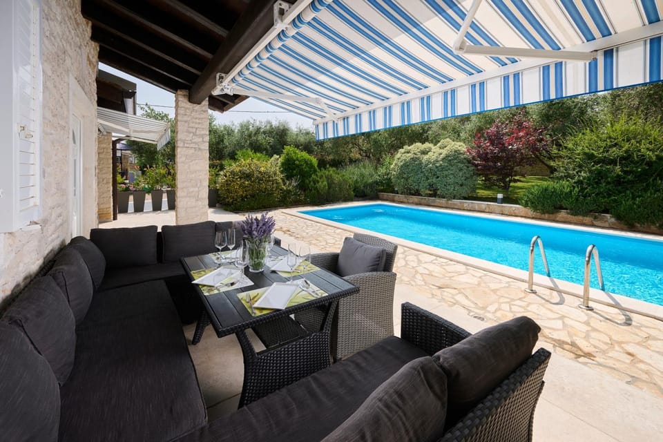 Patio, Restaurant/places to eat, Garden, Seating area, Garden view, Pool view, Swimming pool