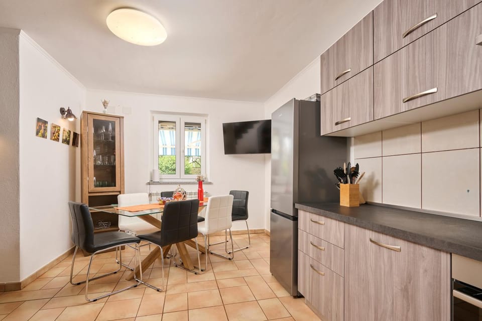 Communal lounge/ TV room, TV and multimedia, Kitchen or kitchenette, Dining area, dishwasher, minibar, oven, stove