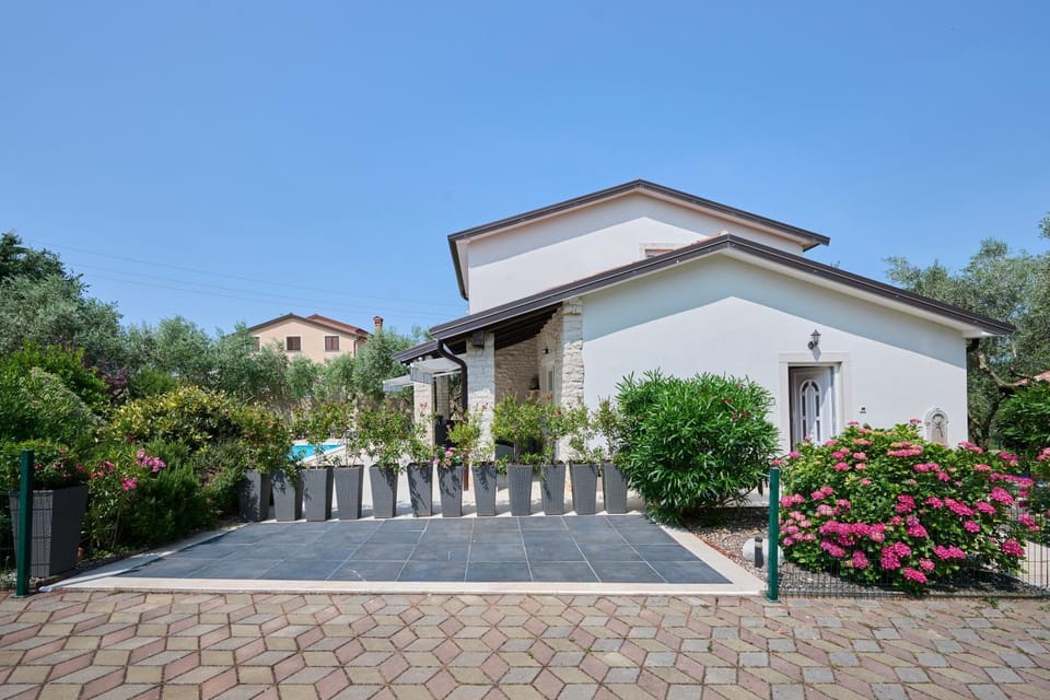 Property building, Garden, Garden view, Parking