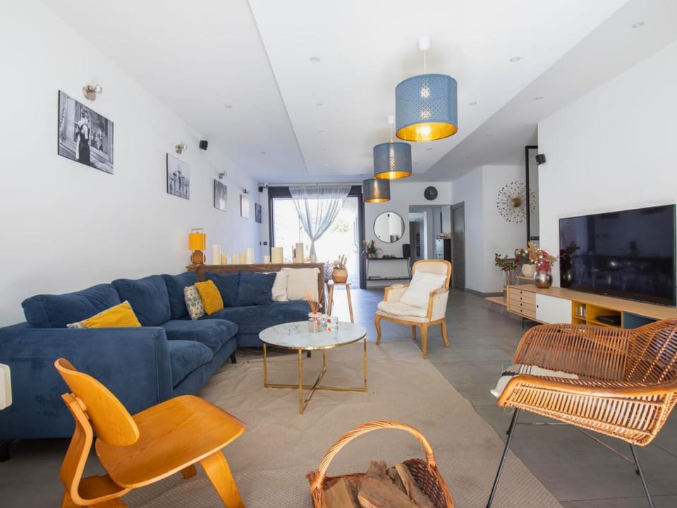 TV and multimedia, Living room, Seating area