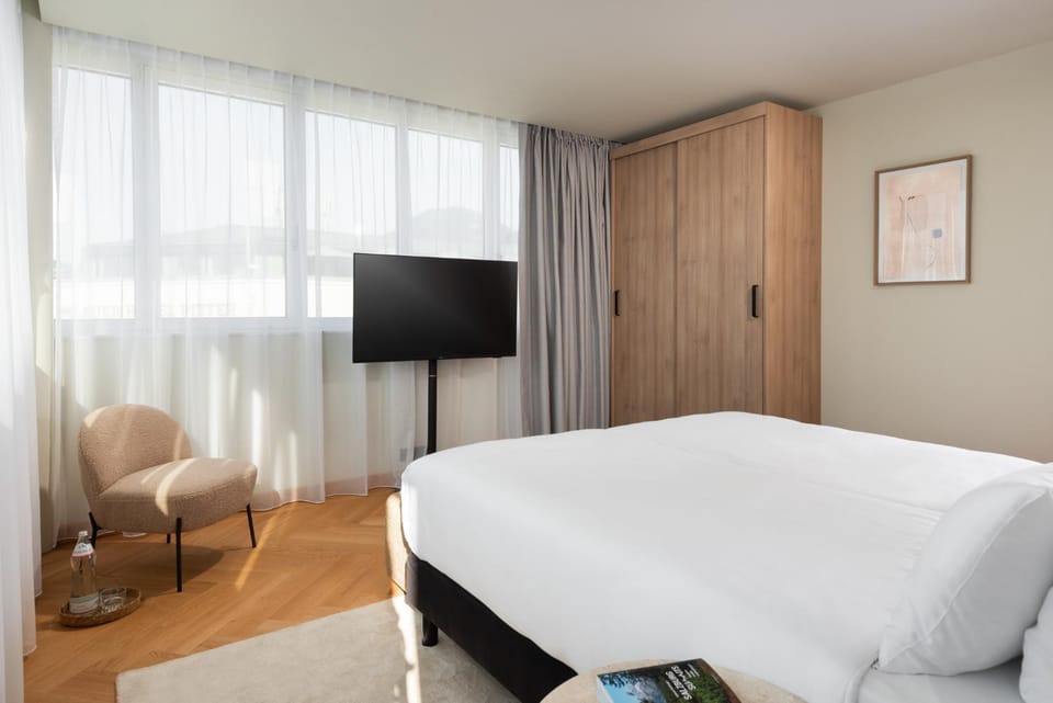 Bed, TV and multimedia, Bedroom