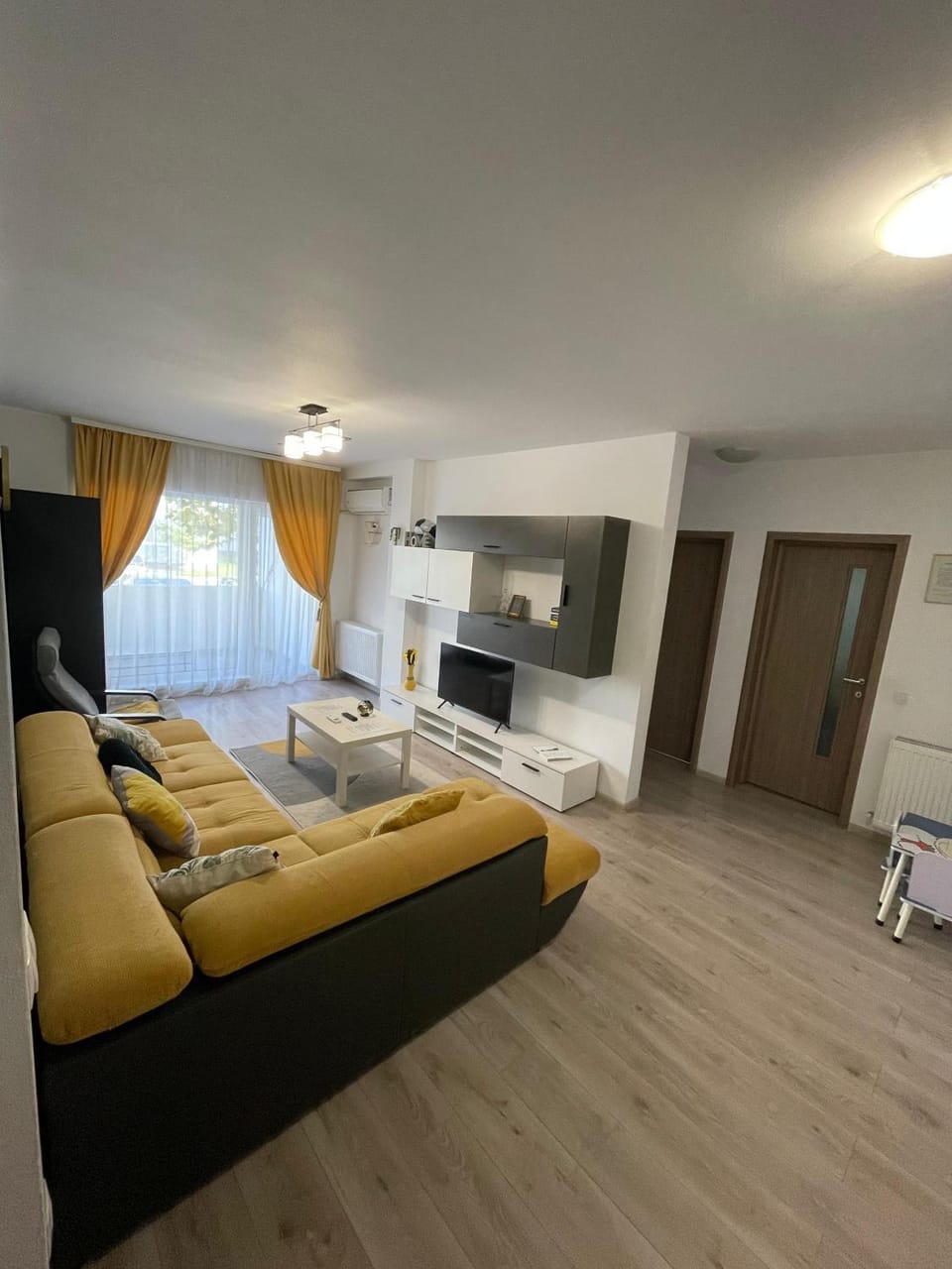 Communal lounge/ TV room, TV and multimedia, Living room, air conditioner