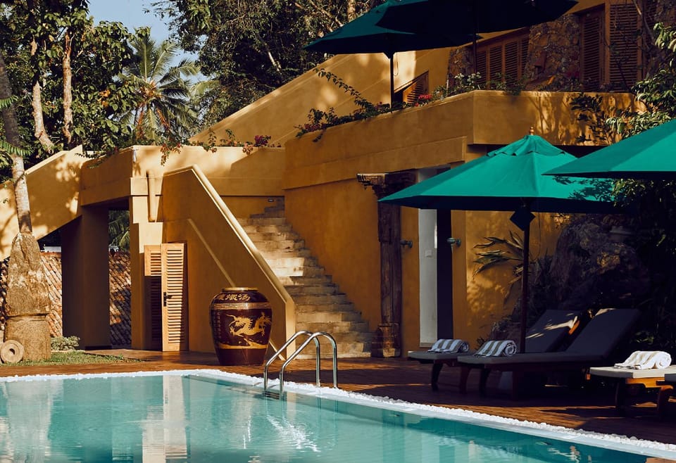 Property building, Facade/entrance, Swimming pool, sunbed