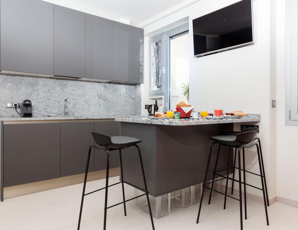 Coffee/tea facilities, Kitchen or kitchenette, Dining area