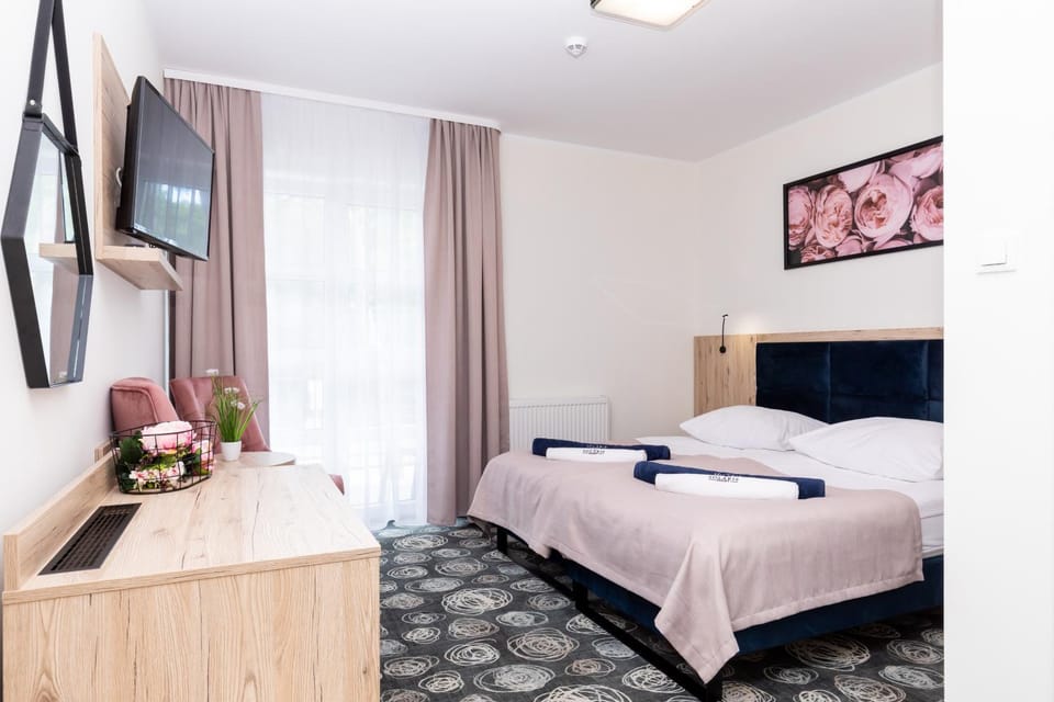 Bed, TV and multimedia, Photo of the whole room, Bedroom