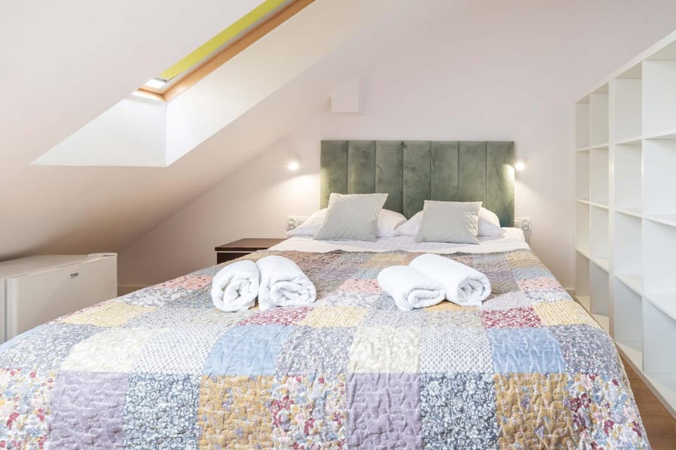 Bed, Bedroom, towels