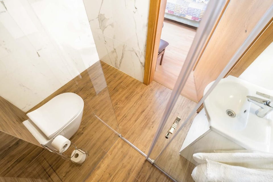 Shower, Toilet, Bathroom, towels