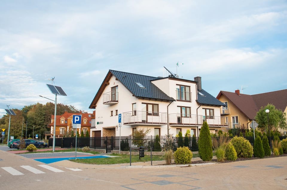 Property building, Neighbourhood, Street view, Location, Parking