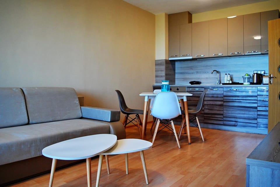 Restaurant/places to eat, Living room, Seating area, kitchen