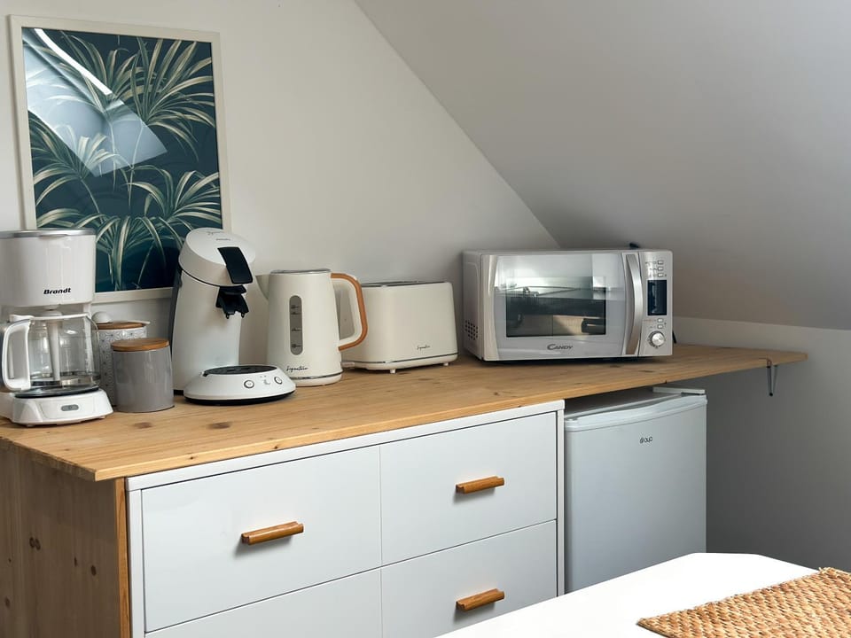 Coffee/tea facilities, Kitchen or kitchenette, microwave, toaster