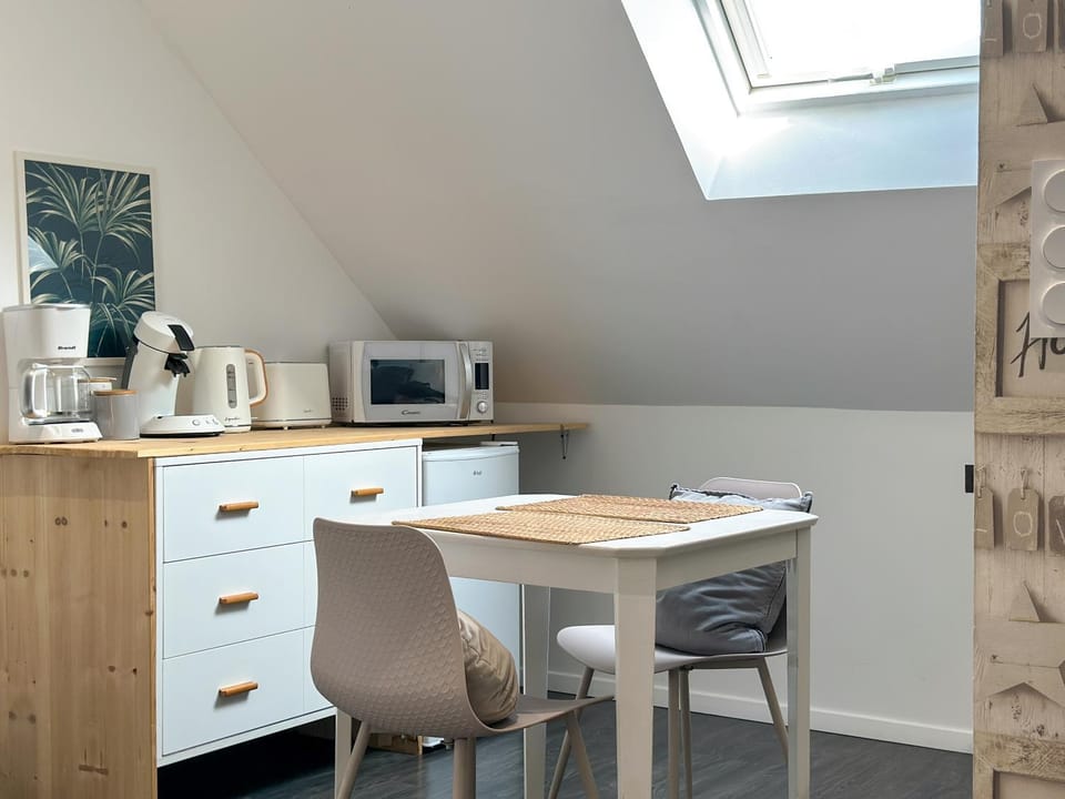 Coffee/tea facilities, Seating area, Dining area, microwave, toaster