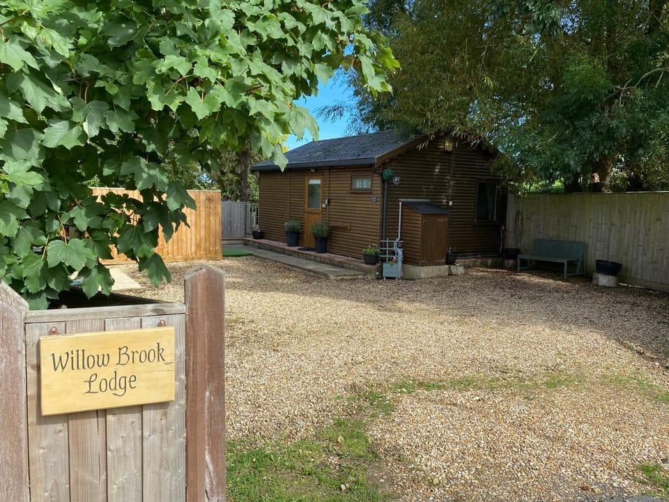Cosy dog friendly lodge with an outdoor bath on the Isle of Wight Apartment in Godshill
