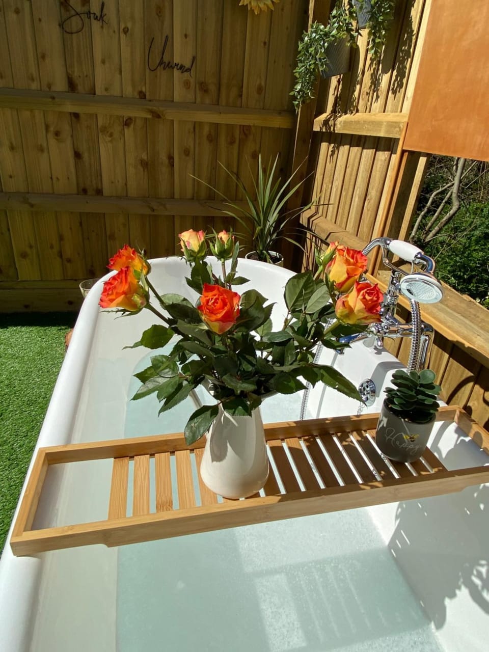 Cosy dog friendly lodge with an outdoor bath on the Isle of Wight Apartment in Godshill
