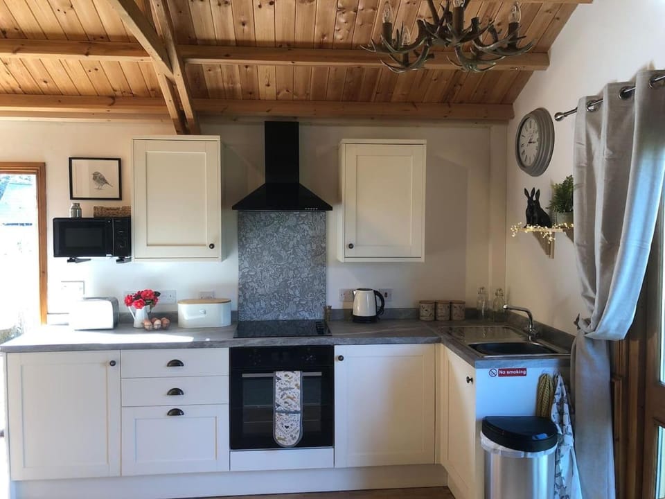 Cosy dog friendly lodge with an outdoor bath on the Isle of Wight Apartment in Godshill