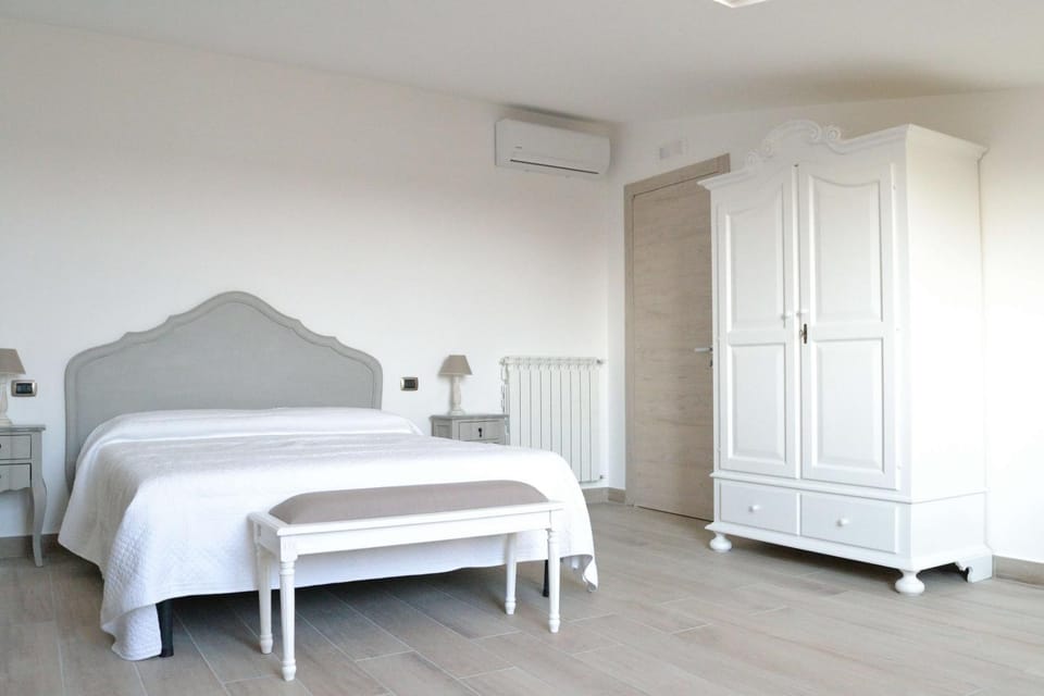 Bed, TV and multimedia, Photo of the whole room, Bedroom, City view, heating, internet, oven, air conditioner
