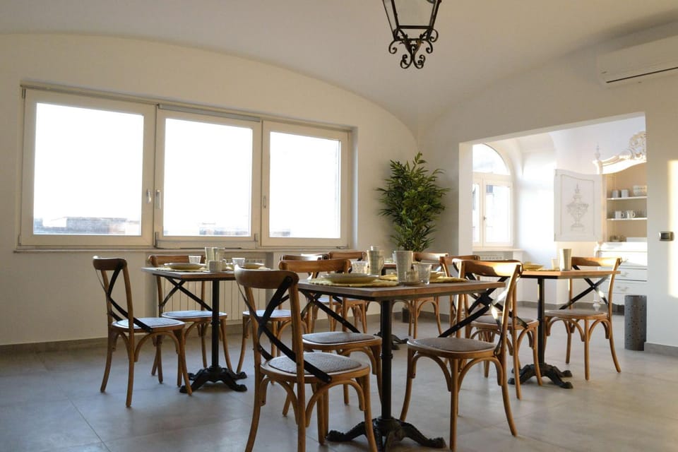 Living room, Seating area, City view, Breakfast, internet, air conditioner