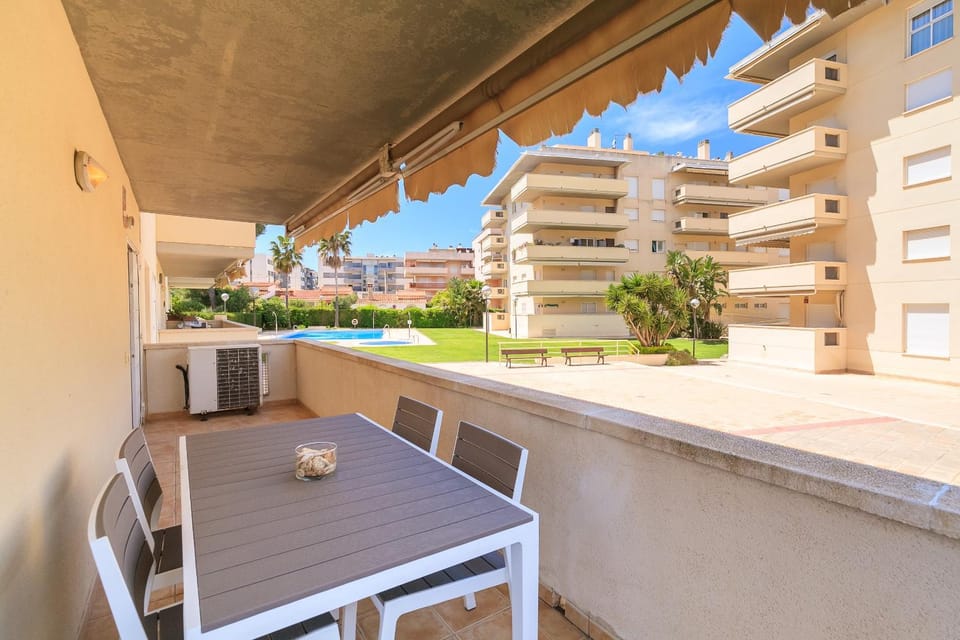 Balcony/Terrace, Dining area, Pool view