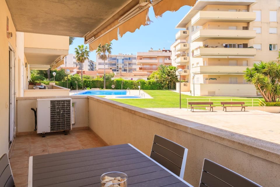 Balcony/Terrace, Dining area, Pool view