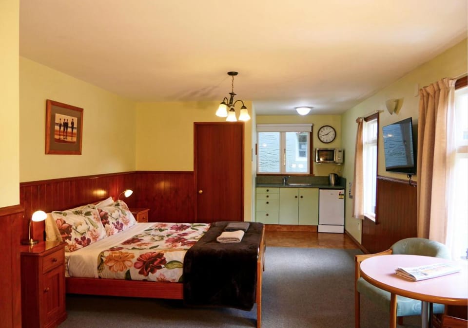 TV and multimedia, Kitchen or kitchenette, Photo of the whole room, Dining area