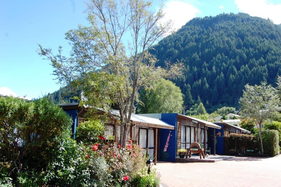 Facade/entrance, Mountain view