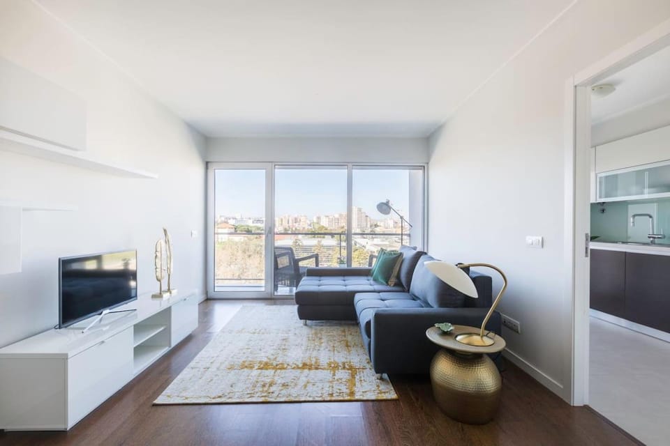 Communal lounge/ TV room, TV and multimedia, Living room, Seating area, City view, Street view