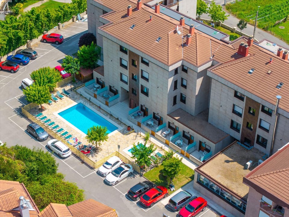Swimming pool, Parking