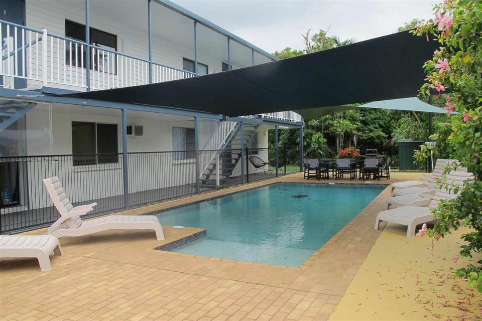 Swimming pool, sunbed