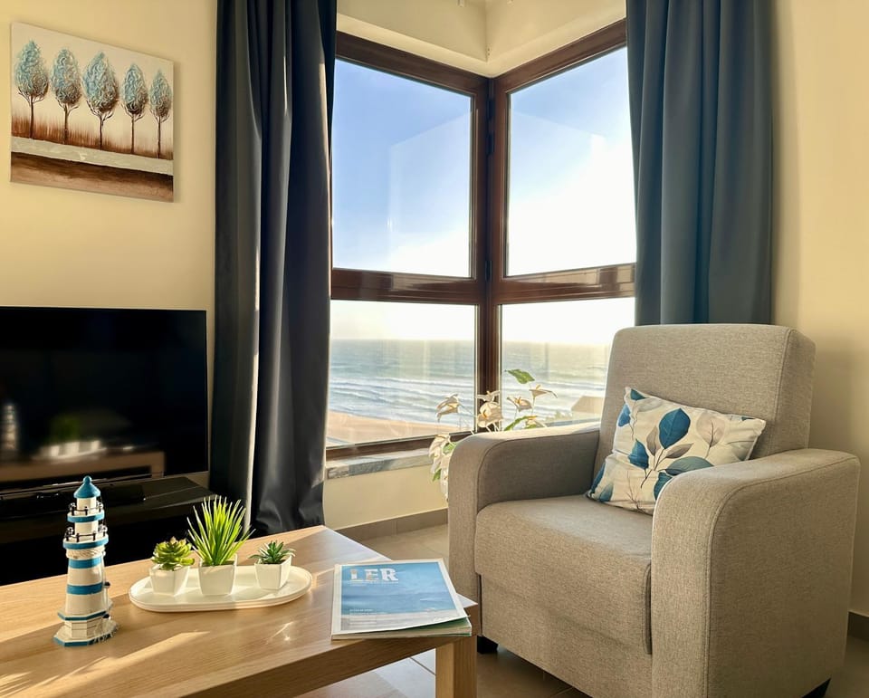 Natural landscape, TV and multimedia, Living room, Seating area, Sea view