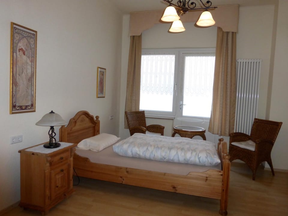 Bed, Photo of the whole room, Seating area, Bedroom