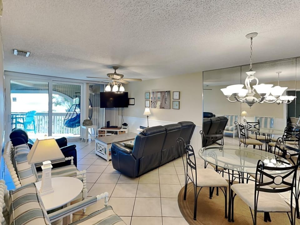 TV and multimedia, Balcony/Terrace, Living room, Seating area, Dining area, furniture