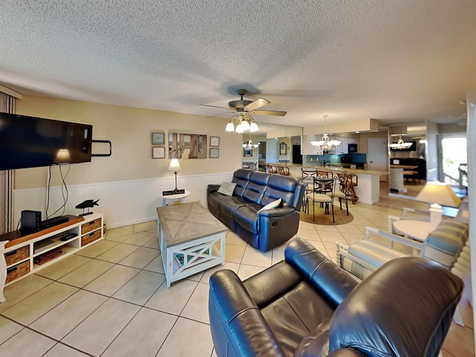 TV and multimedia, Kitchen or kitchenette, Living room, Seating area, Dining area, furniture