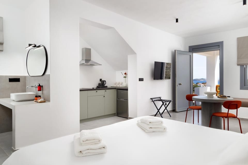 Bed, TV and multimedia, Kitchen or kitchenette, Photo of the whole room, Bedroom, towels