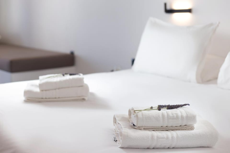 Bed, Bedroom, towels