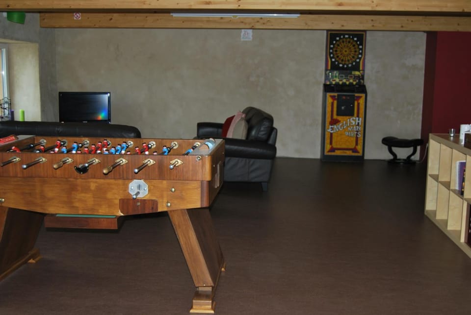 Darts, Game Room