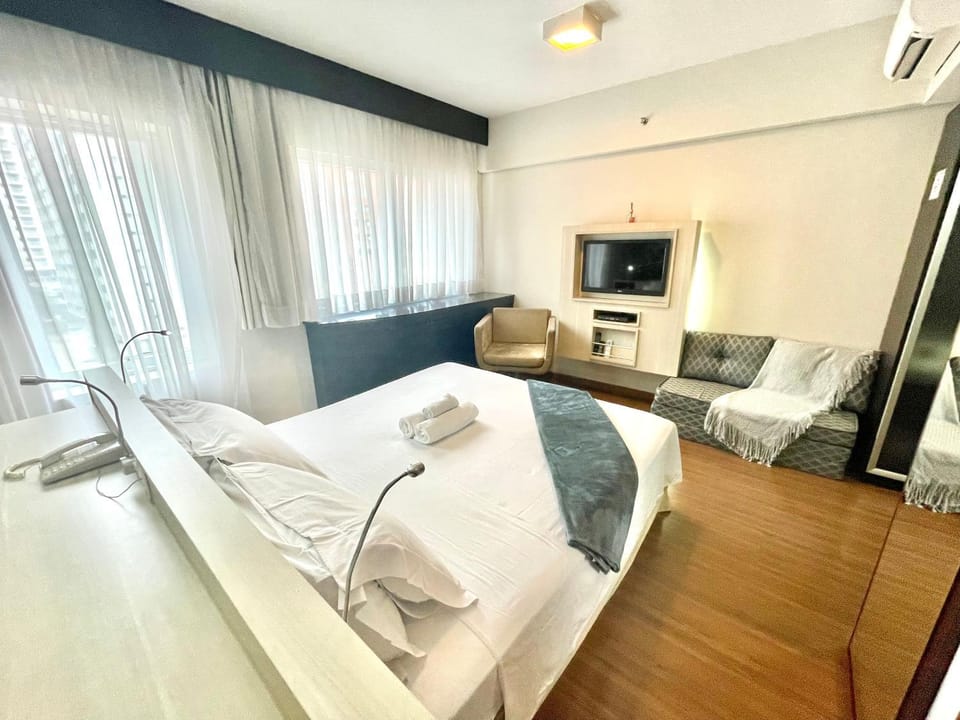 Bed, TV and multimedia, Photo of the whole room, Bedroom, towels, air conditioner
