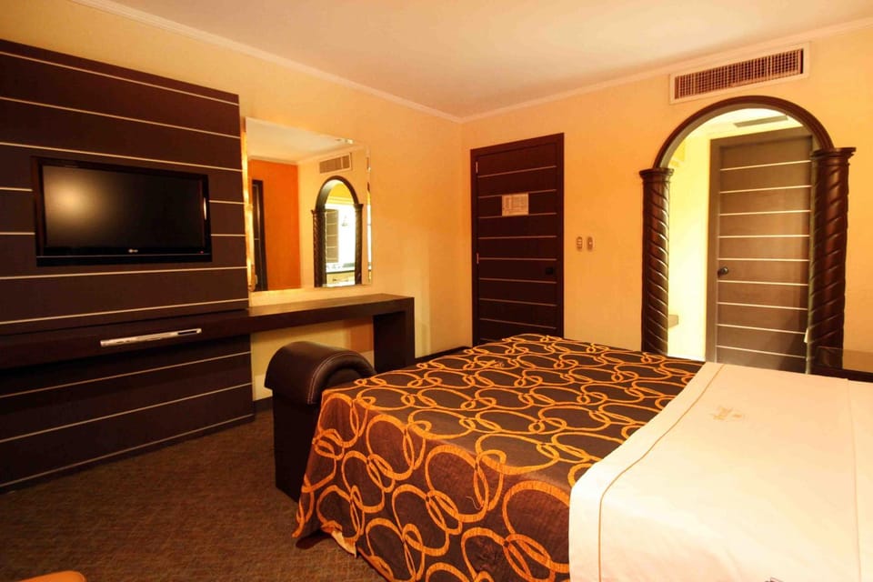 Communal lounge/ TV room, Bed, TV and multimedia, Photo of the whole room, Bedroom