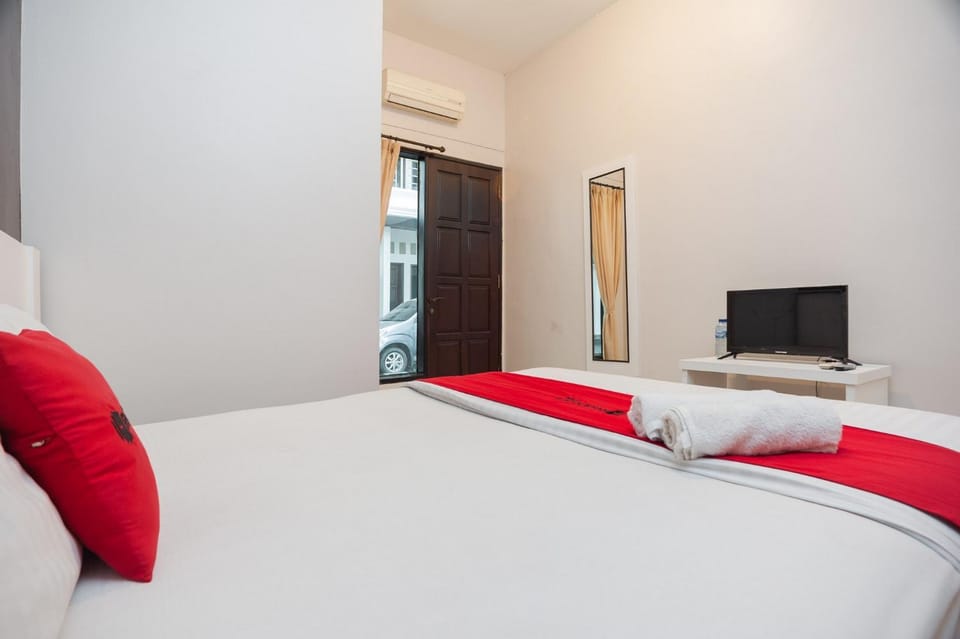 Bed, TV and multimedia, Bedroom