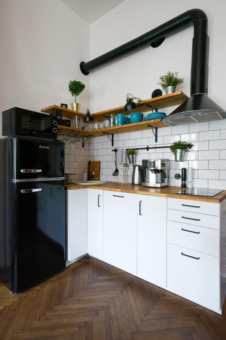 Kitchen or kitchenette, minibar