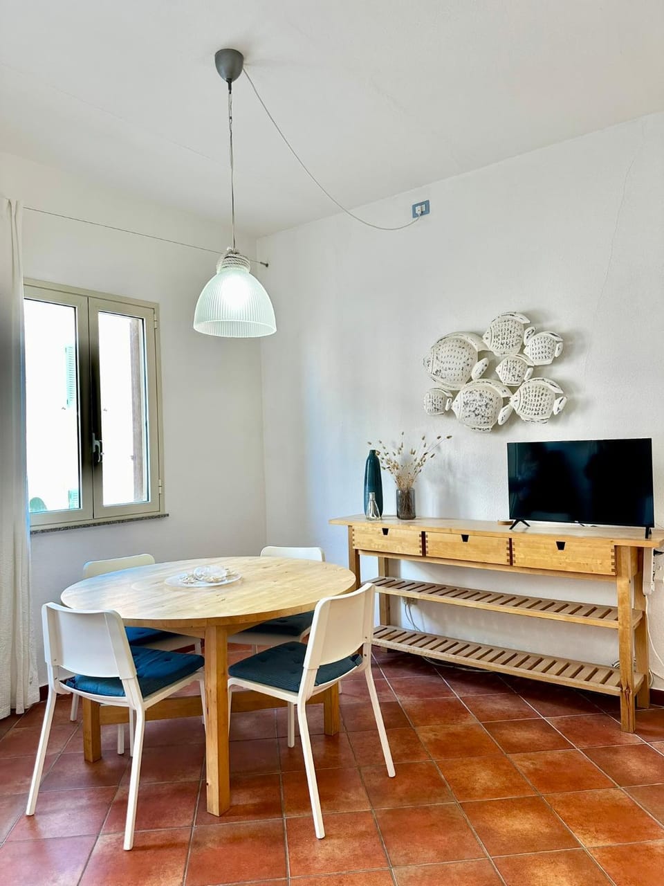 TV and multimedia, Living room, Seating area, Dining area